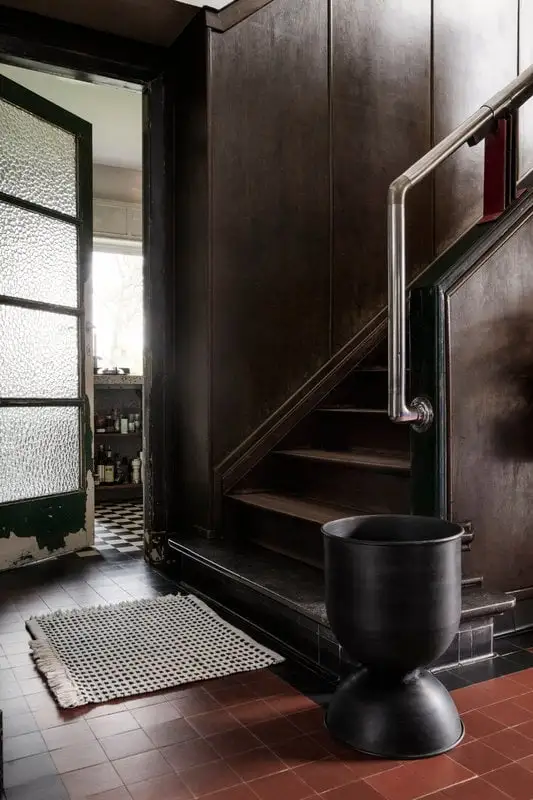 Ferm LIVING Hourglass Pot, M, Black 8 Ferm LIVING Hourglass Pot, M, Black - Image 6