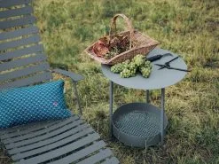 Fermob Bistro Metal Chaise Longue, Liquorice -Fredericia Sales BISTRO SALSA GRIS ORAGE VIGNES ALBUM2019 JEROME GALLAND