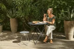 Fermob Cocotte Stool, Honey -Fredericia Sales COCOTTE BISTRO CARBONE GRIS LAPILLI MARSEILLE VISUEL2023 MARINE BRUSSON