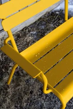 Fermob Luxembourg 2-seater Bench, Red Ochre 9 Fermob Luxembourg 2-seater Bench, Red Ochre -Fredericia Sales LUXEMBOURG MIEL MONTAGNE VISUEL2023 JULIEN MAGRE 2