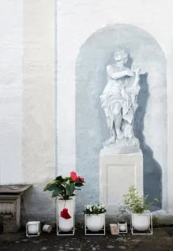 By Lassen Kubus Flowerpot 10, White -Fredericia Sales byLassen Kubus Flowerpots Kubus Vase Nolia 300